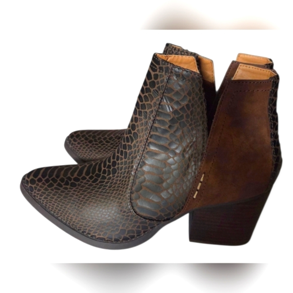 Laura Marano Faux Snake Skin Western Ankle Boots EUC